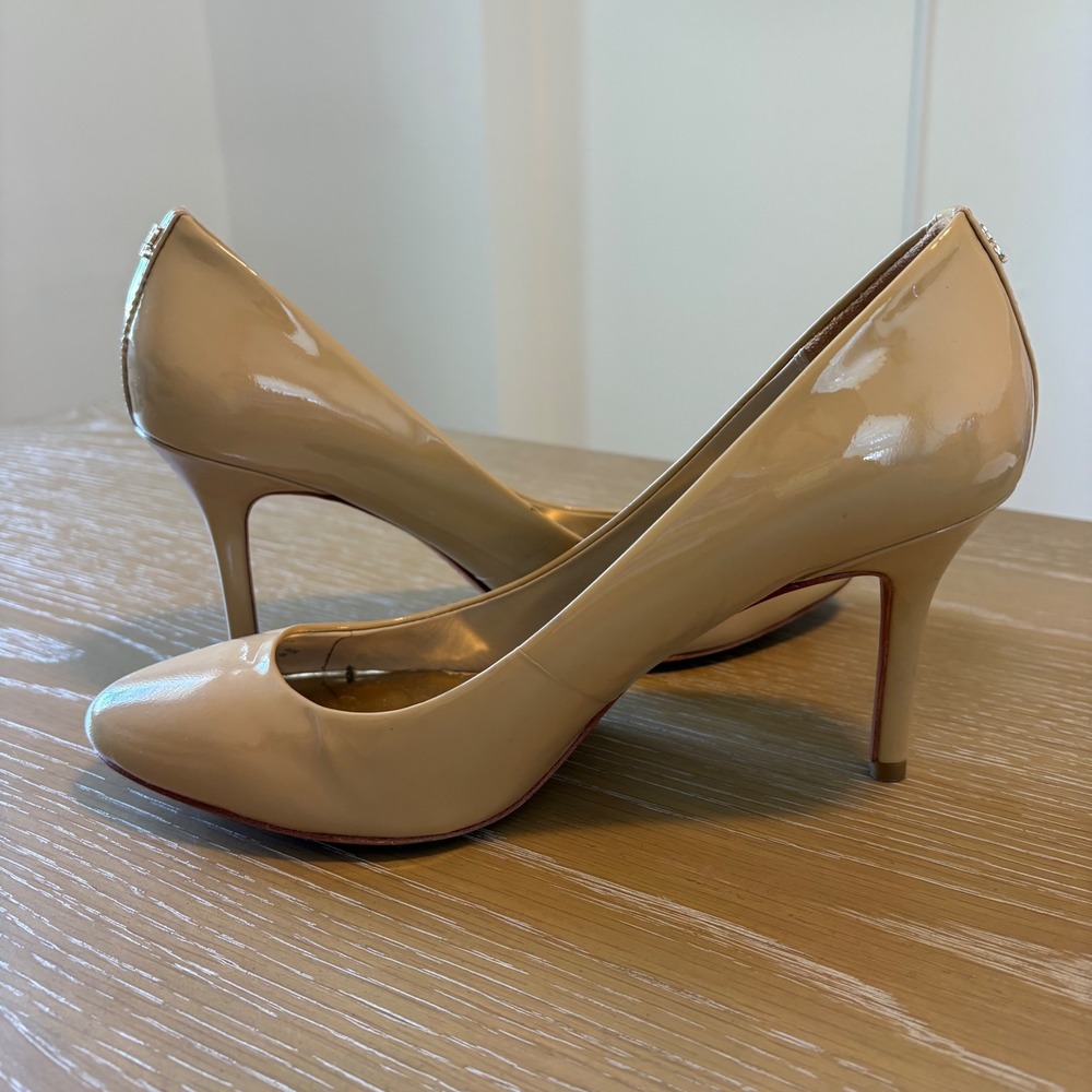 Coach Beige Patent Leather Round Toe Pumps Heels Size 9B Signature Logo Accent - Picture 4 of 8
